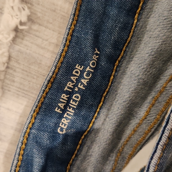 Light wash, distressed mid rise Universal Threads bermuda shorts size 14! - Picture 3 of 11